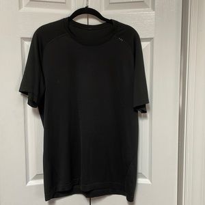 Men’s Lululemon athletic T-shirt short sleeve size medium in black